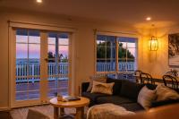The Shack - Sunny Beach House Sweeping Water Views - B&B Bicheno