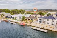 Luxury Waterfront Canal Estate With Private Jetty - Pet Friendly - Chambres d’hôtes
