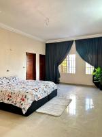 B&B Cotonú - Spacious Private Room & Balcony In Cotonou - Bed and Breakfast Cotonú