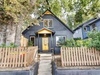 The Auric Door Inn on N Mississippi - B&B Portland