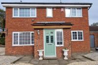 3-Bed Detached House Private Drive for Two Cars - B&B Farsley
