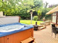 Hot Tub, 5 beds Detached, Private Driveway, Garden, M1 5mins - Chambres d’hôtes Northampton