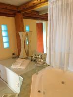 Zimmer mit Kingsize-Bett und Whirlpool