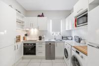 On Esplanade own flat & Pool, Manly cafe precinct - B&B