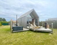 Lushna 12 Lux at Lee Wick Farm Cottages & Glamping - Bed and Breakfast Clacton-on-Sea