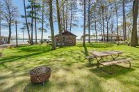 B&B Northwoods Beach - Rustic Cabin with Fire Pit, Steps to Sand Lake! - Bed and Breakfast Northwoods Beach