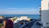 Stylish Beach Apt w/ Sea View + Pool + 200Mbit - B&B Larnaka