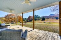 Beautiful Farmhouse with Pilot Mtn State Park Views! - Ferienwohnung