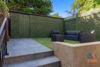 OnSiteStays - Tranquil 2 Bedroom Apartment with Large Kitchen, Private Garden near Wimbledon Station - Chambres d’hôtes