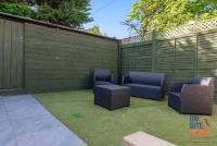 OnSiteStays - Tranquil 2 Bedroom Apartment with Large Kitchen, Private Garden near Wimbledon Station - Ferienwohnung London