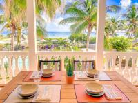 La Belle Bleue direct access to Orient Bay beach swimming pool, 2 bedrooms - Bed and Breakfast Orient Bay