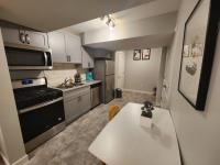 B&B Edmonton - Deluxe 2 bedroom suite with*Netflix/Cable/Prime - Bed and Breakfast Edmonton