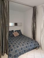 joli studio design balcon sud et parking gratuit - B&B