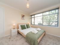 B&B Surbiton - Pass the Keys Great apt 20 mins central London - Bed and Breakfast Surbiton