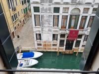 Ca' Cappello Venice Apartment 2 with Canal View - B&B Venice