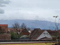 Zimmer mit Kingsize-Bett und Bergblick
