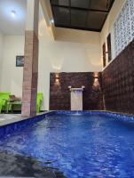B&B Tlekung - Villa 705 Rooftop 3 Lantai Private Pool , 4 Bedroom & 4 Extra Bed - Bed and Breakfast Tlekung