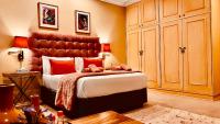 Zimmer mit Kingsize-Bett und Gartenblick. 