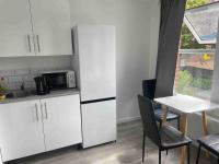 Studio Flat Private Shower Wc and Kitchenette - Ferienwohnung London