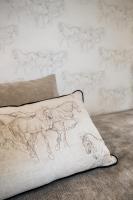 Habitación con cama extragrande.