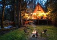 B&B Yulan - Enchanting River- Water Front A-Frame Cabin - Bed and Breakfast Yulan