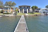 B&B Bonnells Bay - New Property Silverwater Serenity Shores Absolute Waterfront On The Lake - Bed and Breakfast Bonnells Bay