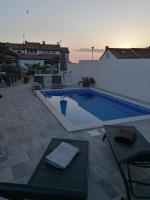 Apartment with Pool View 