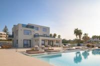 Asea Villa, Spectacular right-on-the-beach Retreat, By ThinkVilla - B&B Skaléta