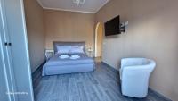Zimmer mit Kingsize-Bett und Balkon