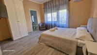 Zimmer mit Kingsize-Bett und Balkon