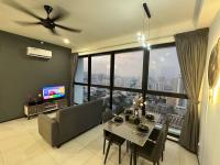 B&B Jelutong - New Brand KTV SET, Netflix, 3 Queen Bed High Floor - Bed and Breakfast Jelutong