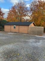 Log Cabin in the City with hot tub - B&B