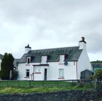 Traditional Croft Cottage Minutes from Lochness - B&B