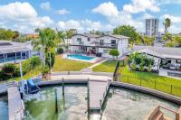 Clearwater Beach Waterfront Modern Villa 4BD 2BIG OPEN LOFT 4BT with Pool Boat Deck Sleep 15 - Ferienwohnung