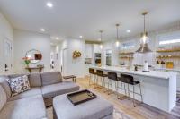 Private Yard and Fire Pit! Modern Kirkland Abode - B&B Kirkland