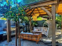 Casita Hosum: Modern WFH Garden Suite w/ Gazebo Outdoor Kitchen & BBQ