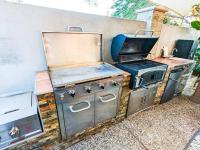 Casita Hosum: Modern WFH Garden Suite w/ Gazebo Outdoor Kitchen & BBQ