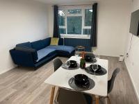 Modern big 2 bedroom in Northolt with terrace parking - B&B