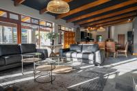 Avemore Manor House wood fired hot tub magical views and full Backup power - B&B Stellenbosch