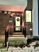 King Bed TV Private Ensuite Retreat Bathroom or Economical Double Bed Room - B&B Toronto