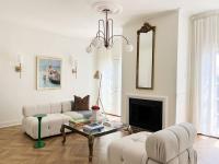 Mr. Nomad: Parisian PopHaus in Uptown - B&B