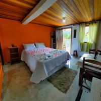 Zimmer mit Queensize-Bett und Whirlpool-Badewanne