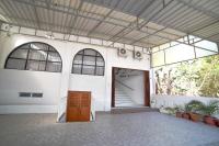 Spacious Family-friendly Villa with Swimming Pool - Bed and Breakfast Gondowulung