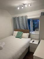 Spare room in a family house - B&B Bristol