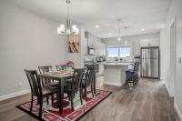 B&B Airdrie - Newly Built Family Townhome, Sleeps 12 Comfortably - Bed and Breakfast Airdrie