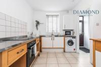 FOUNDRY - 2 Bedrooms, Fully Equipped, Free Parking, WiFi, FAVOURITE for Contractors, Long Stays Welcome, Food, Bars, Shops by Diamond Short Lets - Chambres d'hôtes Dunfermline