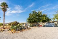 Mojave Lofi - Bright and Airy home 25 min from Joshua Tree National Park - Hot Tub, Cal-King Beds, Game Room - Chambres d'hôtes Yucca Valley
