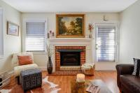 Center St Retreat - 1 Block from Downtown! - B&B