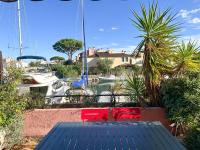 B&B Grimaud - Appartement Port Grimaud 2/4 pers avec grande terrasse - Bed and Breakfast Grimaud