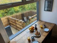 Brooklands House, Visit Wales, secure bike storage, Bike Park Wales - Chambres d'hôtes Troedyrhiw